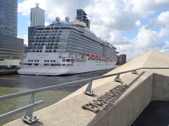 Cruiseschip ms Regal Princess van Princess Cruises aan de Cruise Terminal Rotterdam